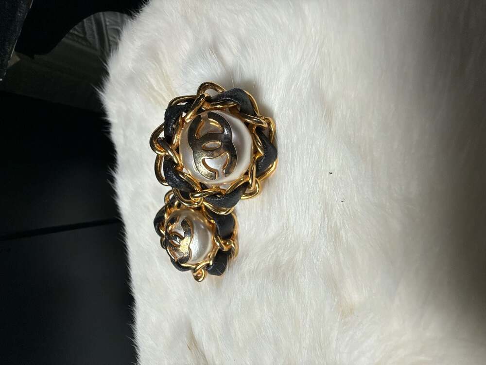 Chanel Gold Tone Large Faux Pearl Leather Clip Earrings from 80's –